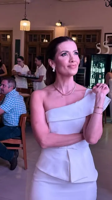 Dra. Daniane Ferrari de branco em um evento