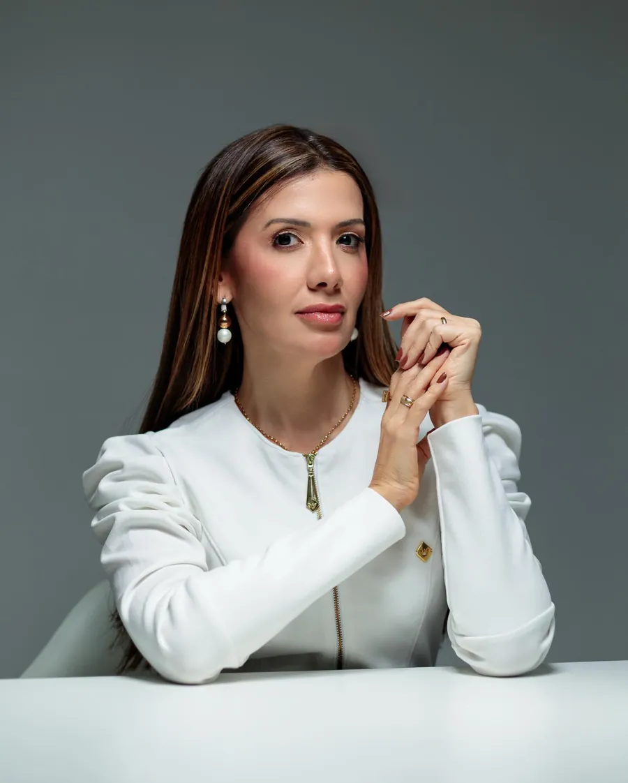Retrato da Dra. Daniane Ferrari de blazer branco